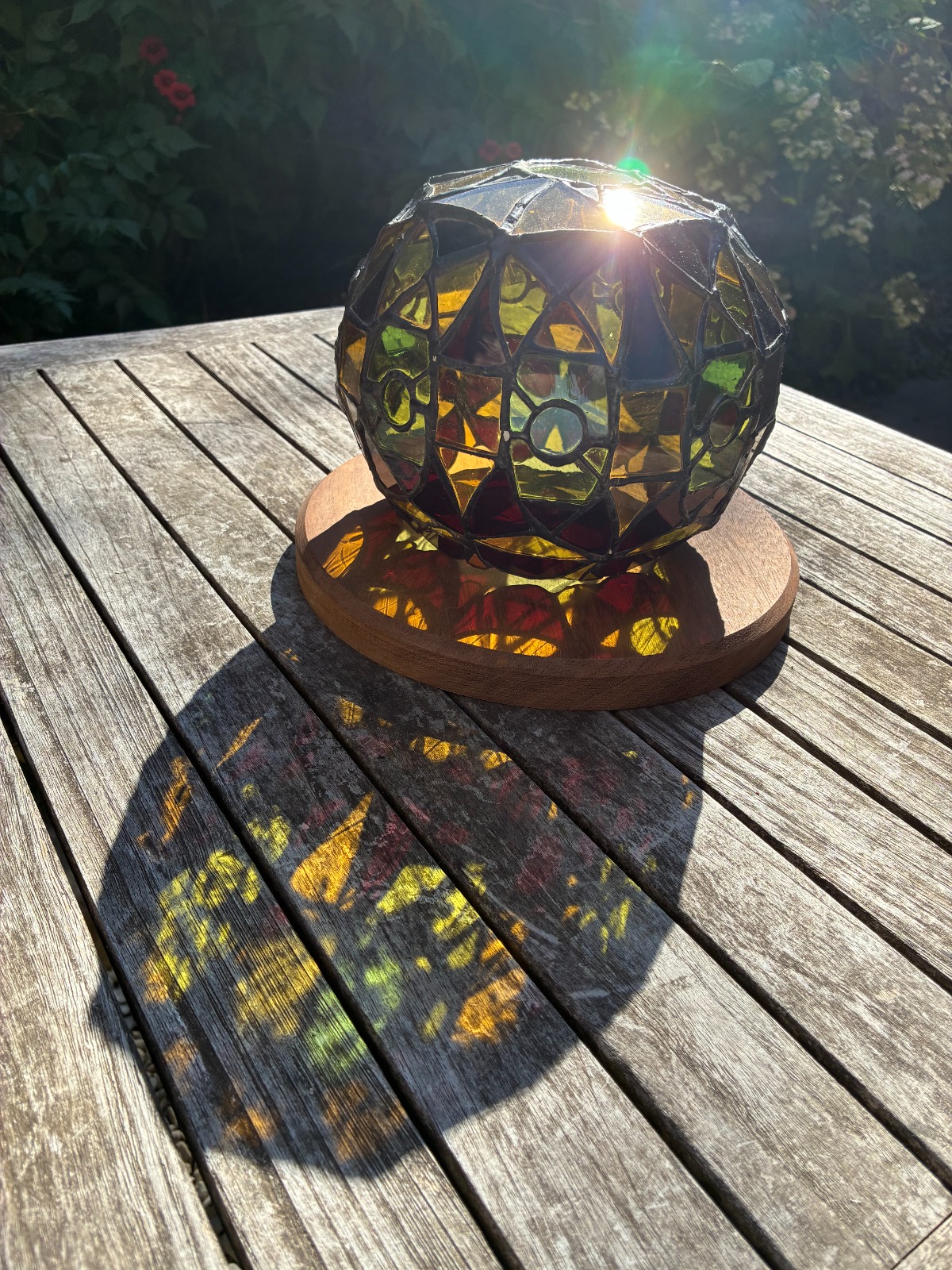 Sphère en technique Tiffany traversée par la lumière du soleil