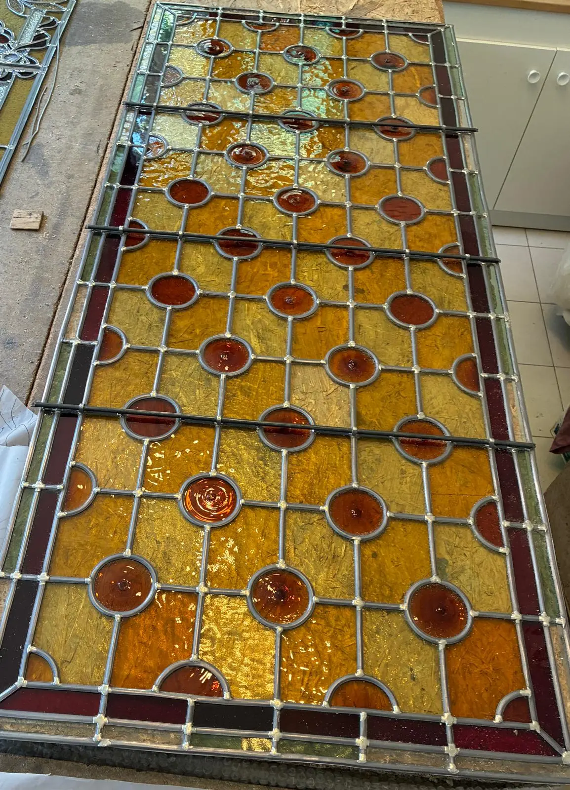 Panneau de vitrail ambre sur l'établi