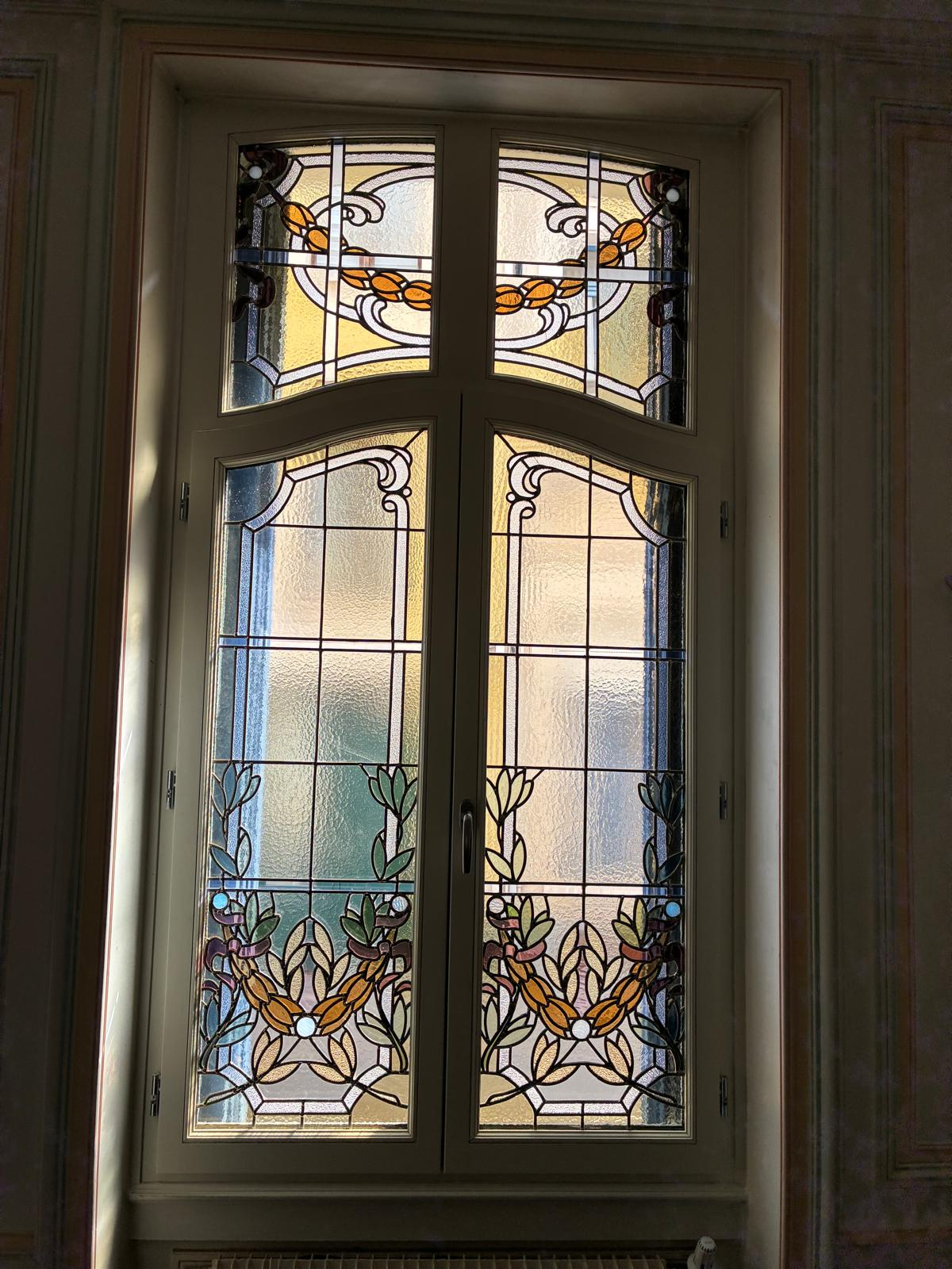 Fenêtre à quatre panneaux ornée de vitraux floraux