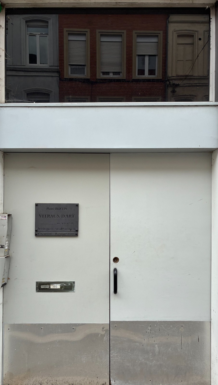 Porte de l'atelier Pierre Bertin, vitraux d'art, à Lille