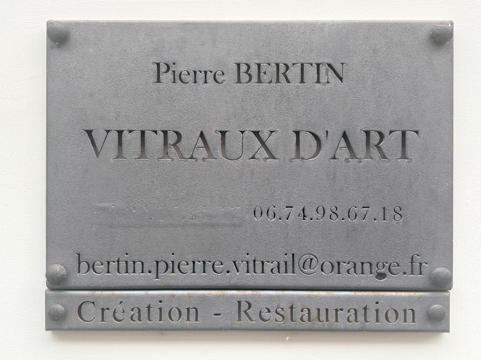 Plaque d'enseigne de l'atelier Pierre Bertin : vitraux d'art, création et restauration à Lille