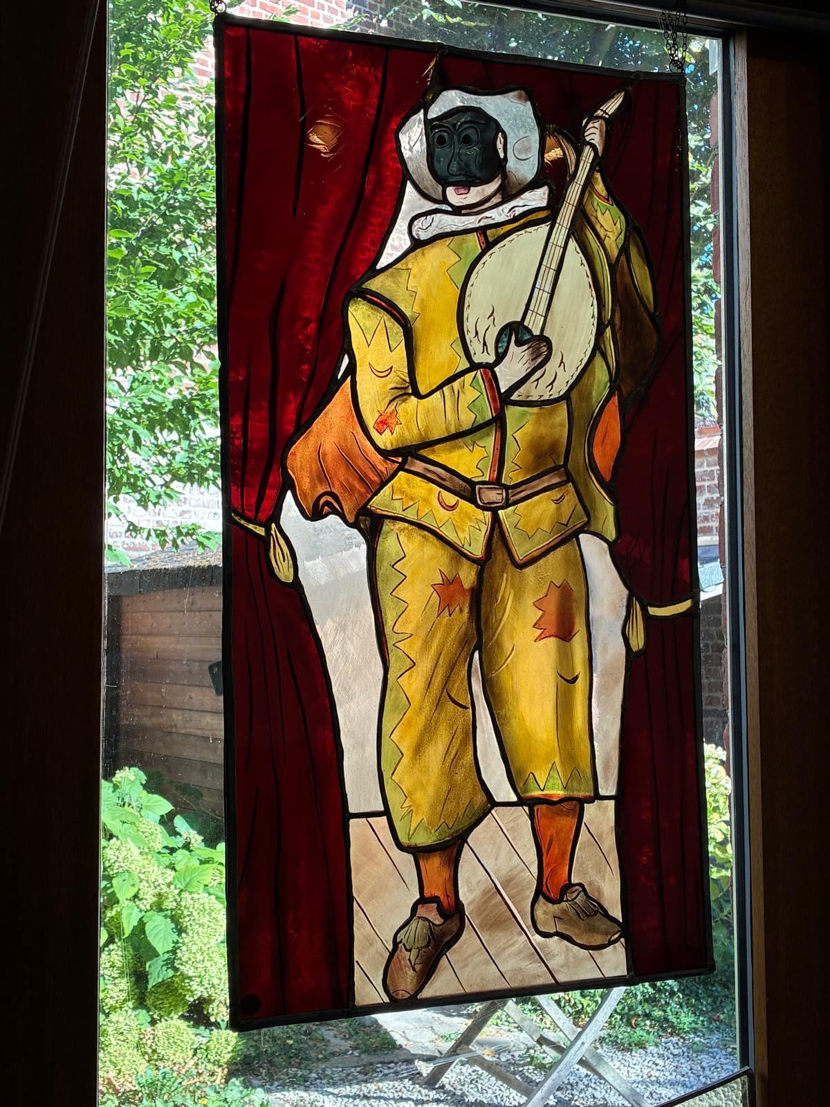 Vitrail figuratif représentant un musicien