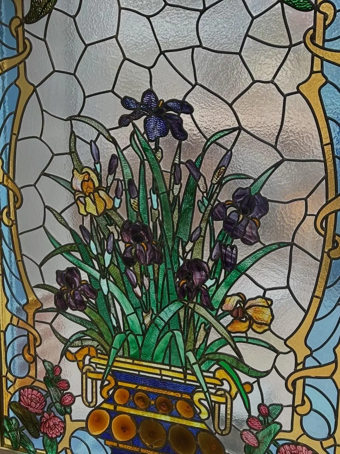 Vitrail floral aux iris violets