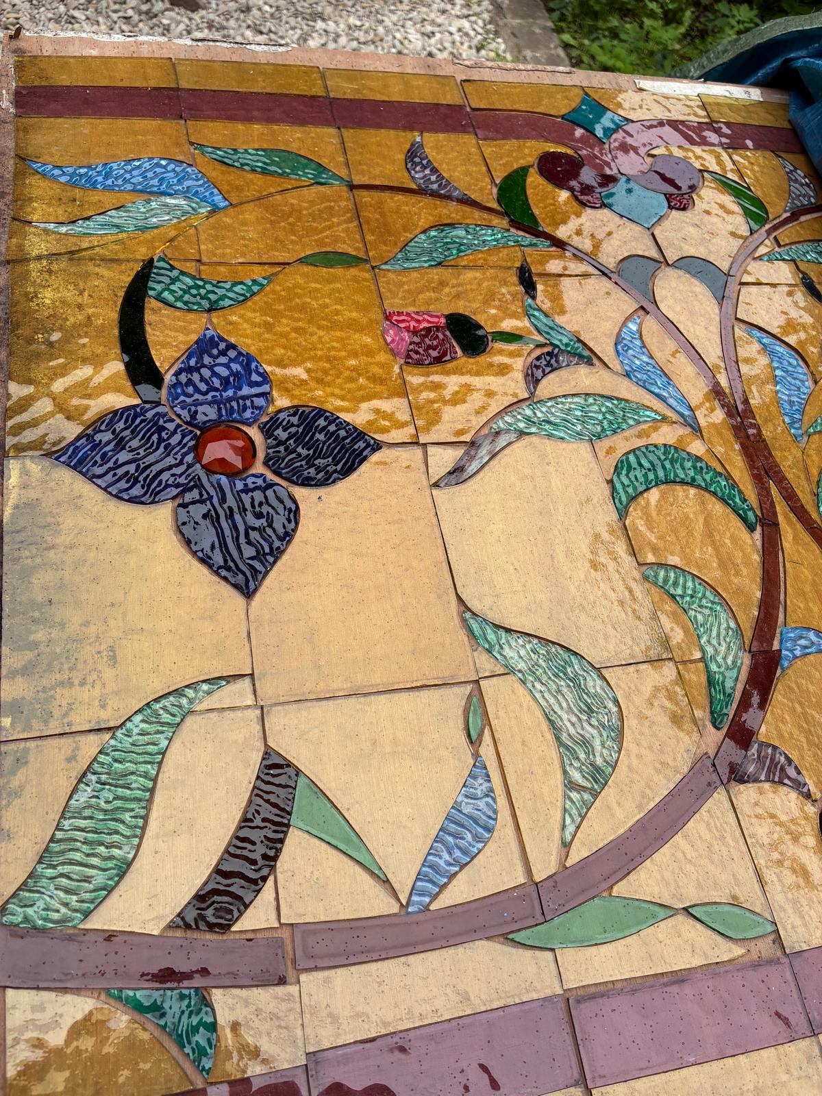 Composition florale en pièces de verre découpées avant assemblage